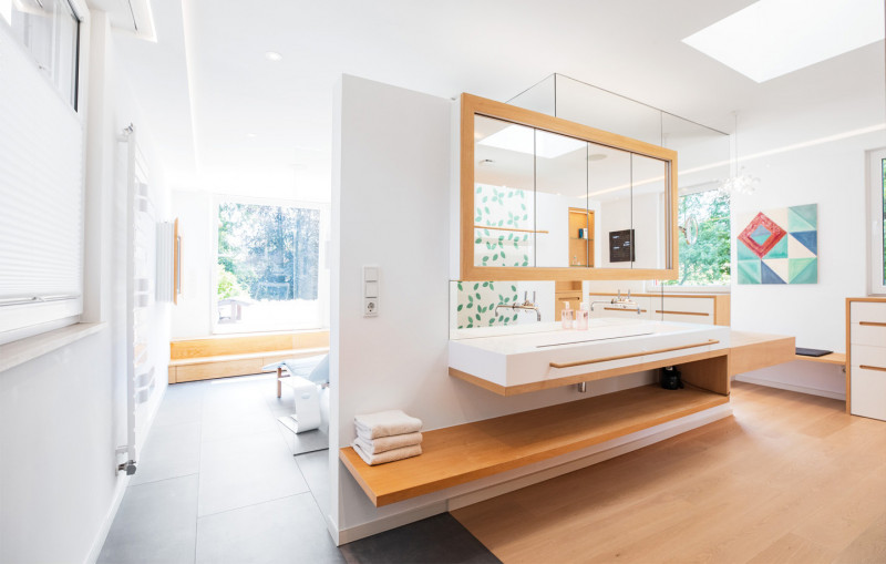 Hochwertiger Badezimmer-Innenausbau mit Waschtisch mit einer schwebenden Holzkonsole einem passenden Spiegelschrank.