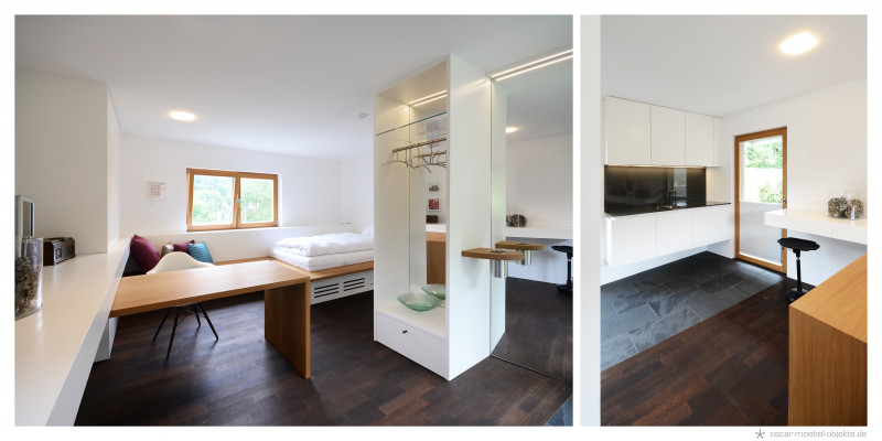 Gästeunterkunft mit offen gestaltetem Wohnbereich und Küchenzeile.