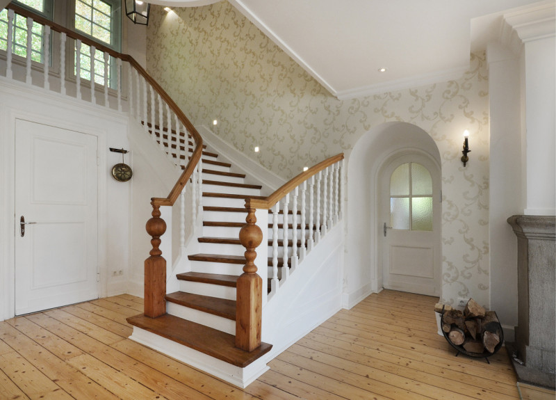 Treppe mit aufwendigen Handläufen in historischer Villa.