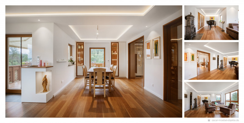 Wohnbereich mit in Holz gerahmten Glastüren und Vitrinen.